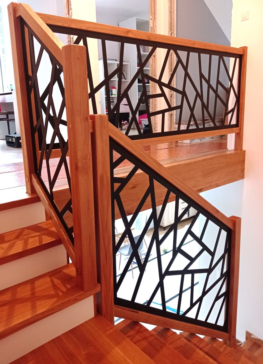 Schody samonosne z drewna debowego.