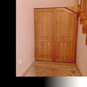 Drzwi drewniane pod schodami wewnątrz pomieszczenia