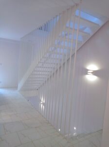 Czarne pionowe profile