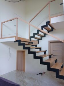 Schody samonosne z drewna debowego